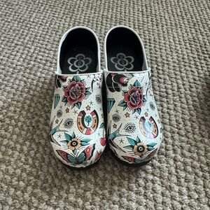 Sanita White Floral Patterned Clogs
